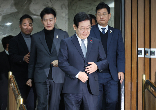 이재명 더불어민주당 대표가 19일 오전 서울 여의도 국회에서 열린 '행복하고 정의로운 대한민국, 상법 개정 어떻게 할 것인가?' 토론회에 참석하고 있다. 연합뉴스